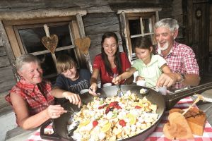 Rast auf einer Almhütte mit Kaiserschmarrn