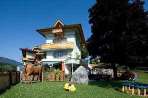 Spielpaltz am Hotel Obermair im Sommer