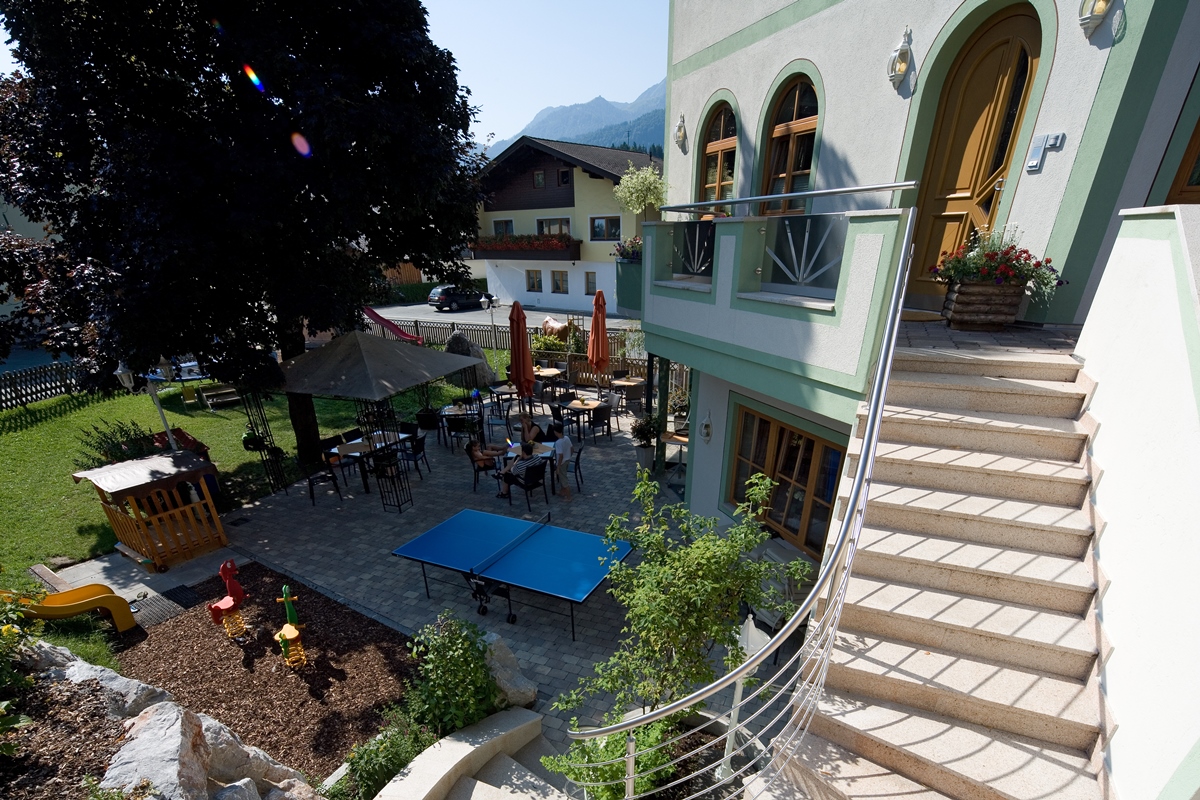 Spielplatz und Terrasse Hotel Obermair im Sommer