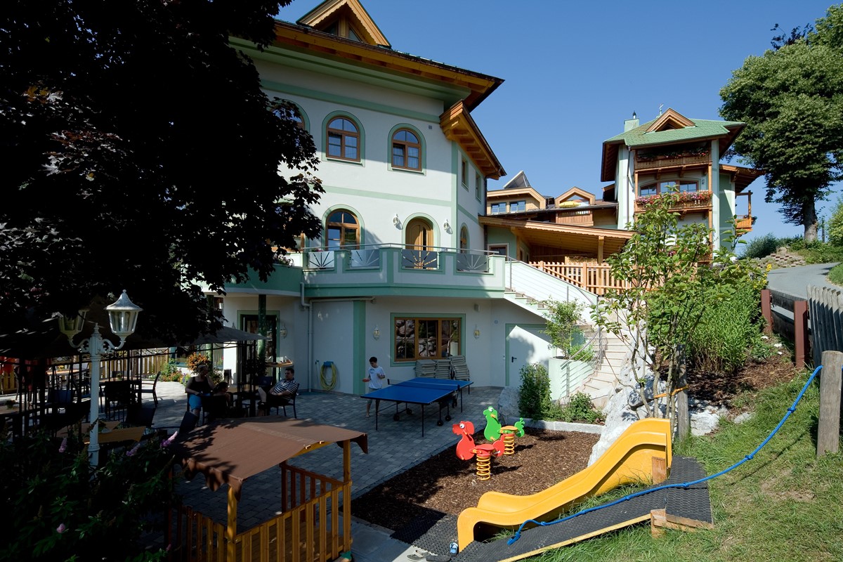 Spielplatz am Hotel Obermair im Sommer